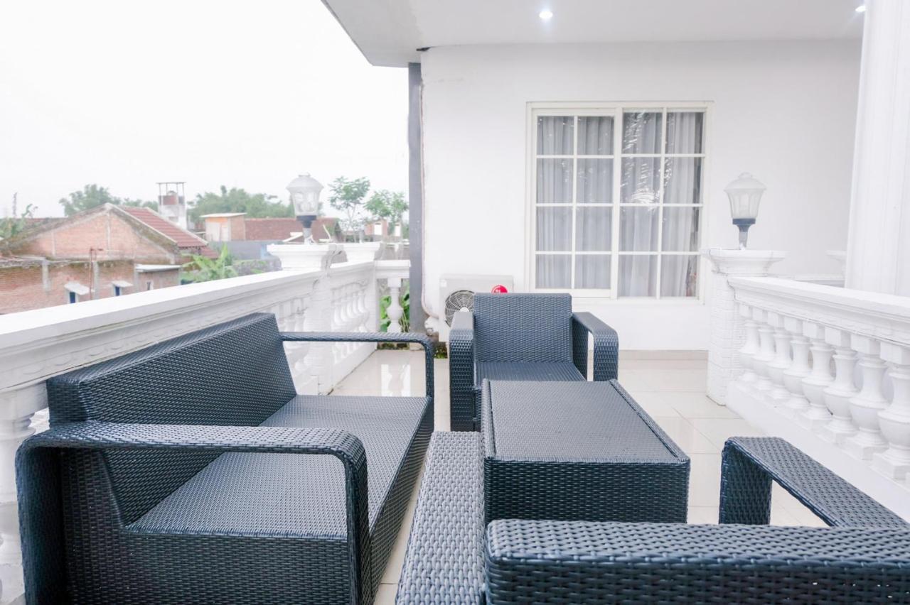Oyo 696 Hasanah Guest House Syariah De Saphire Malang Buitenkant foto