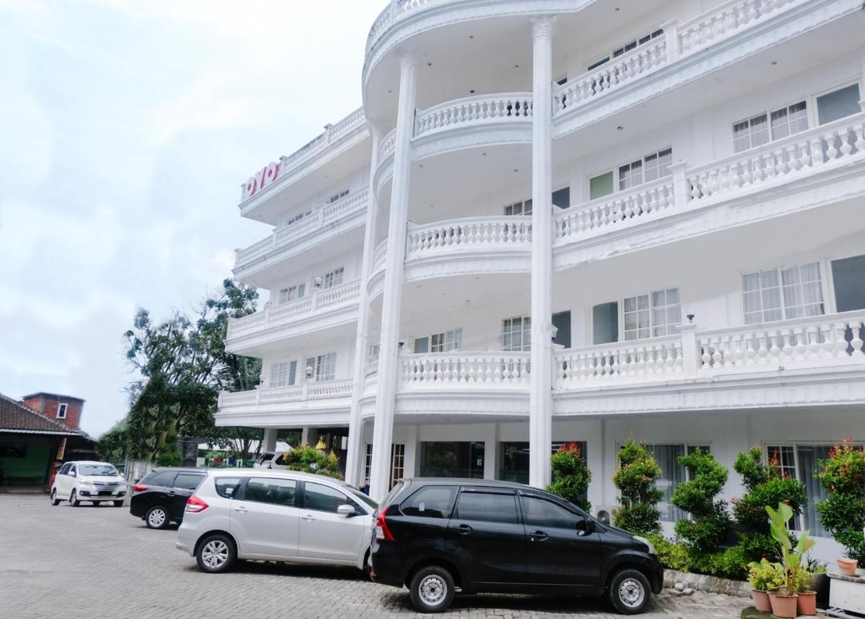 Oyo 696 Hasanah Guest House Syariah De Saphire Malang Buitenkant foto