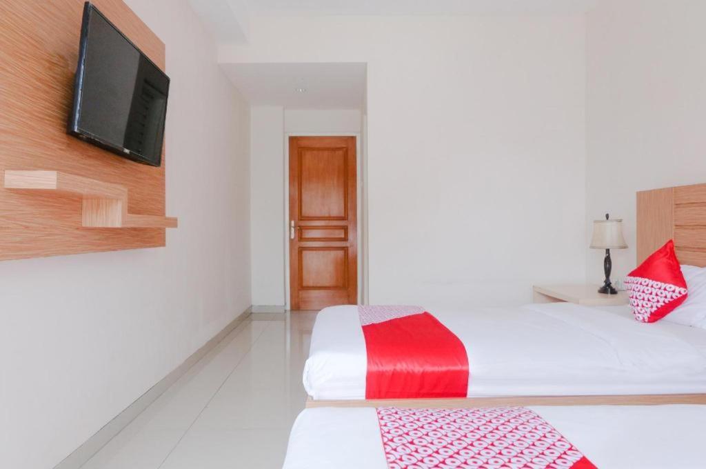 Oyo 696 Hasanah Guest House Syariah De Saphire Malang Buitenkant foto